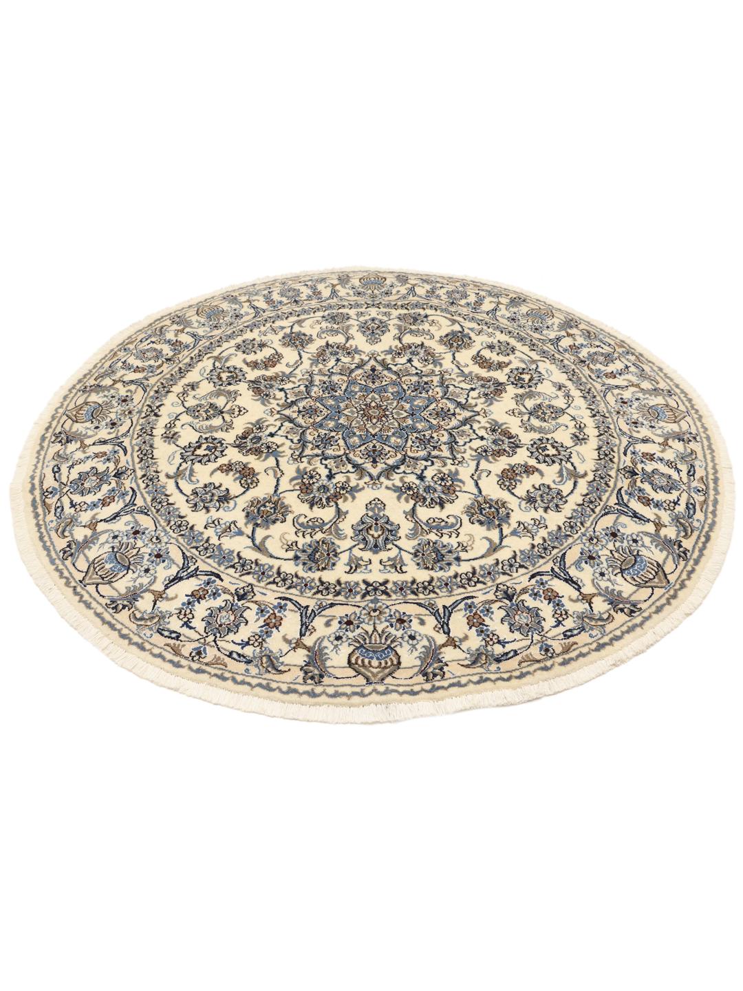 Een rond, handgeknoopt Nain tapijt met verfijnde bloemmotieven in blauw en beige.