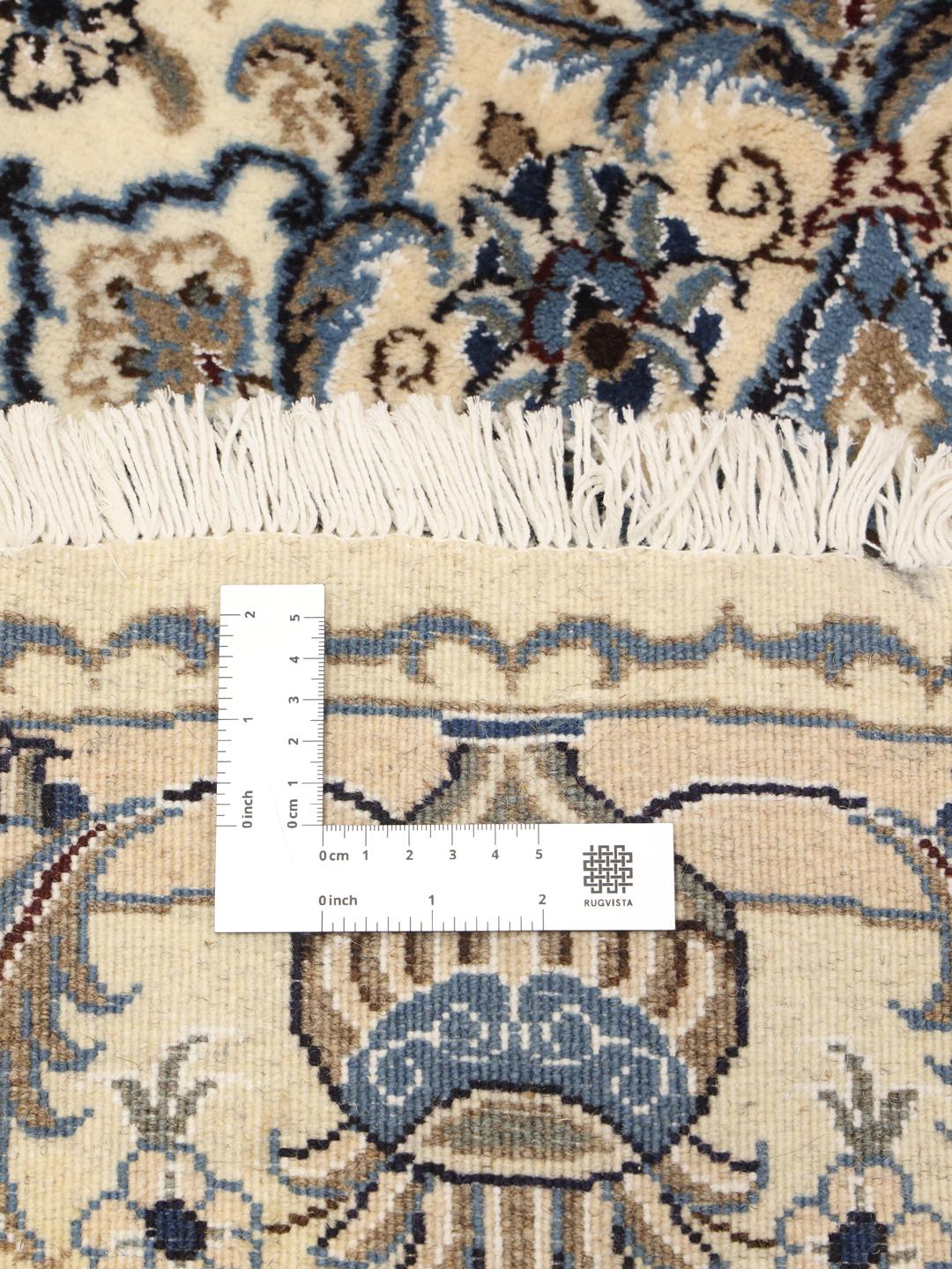 Een rond, handgeknoopt Nain tapijt met verfijnde bloemmotieven in blauw en beige.