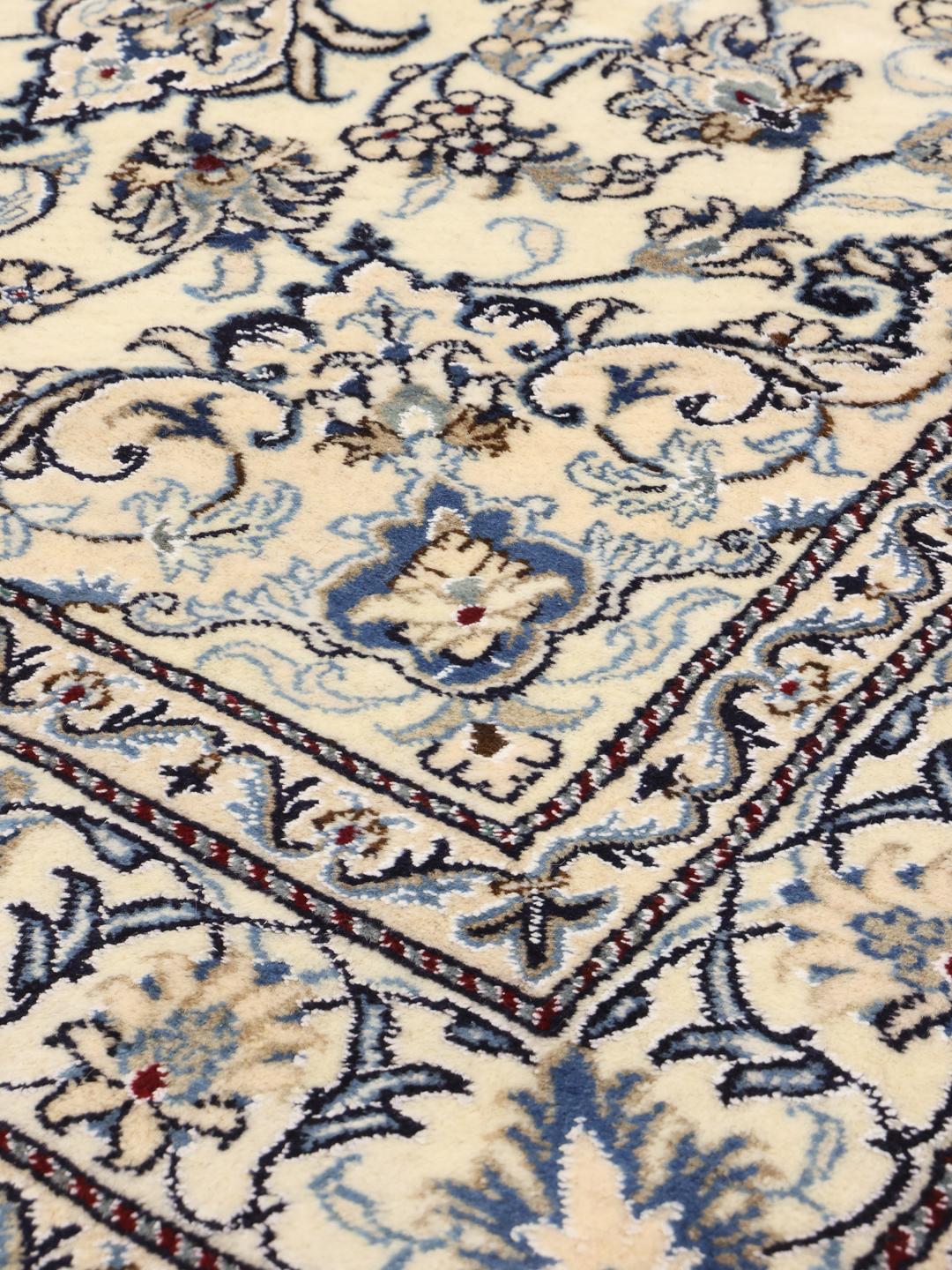 Authentiek handgeknoopt Nain-tapijt uit het Midden-Oosten in beige en blauwe tinten