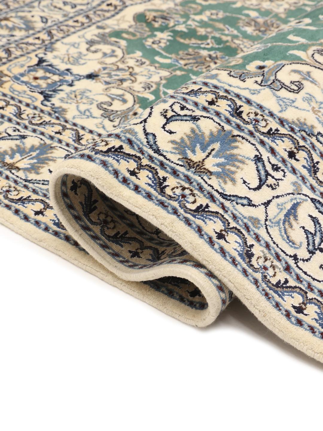 Handgeknoopt Nain-tapijt met een bloemig medaillon in blauwgroen en crème uit het Midden-Oosten.