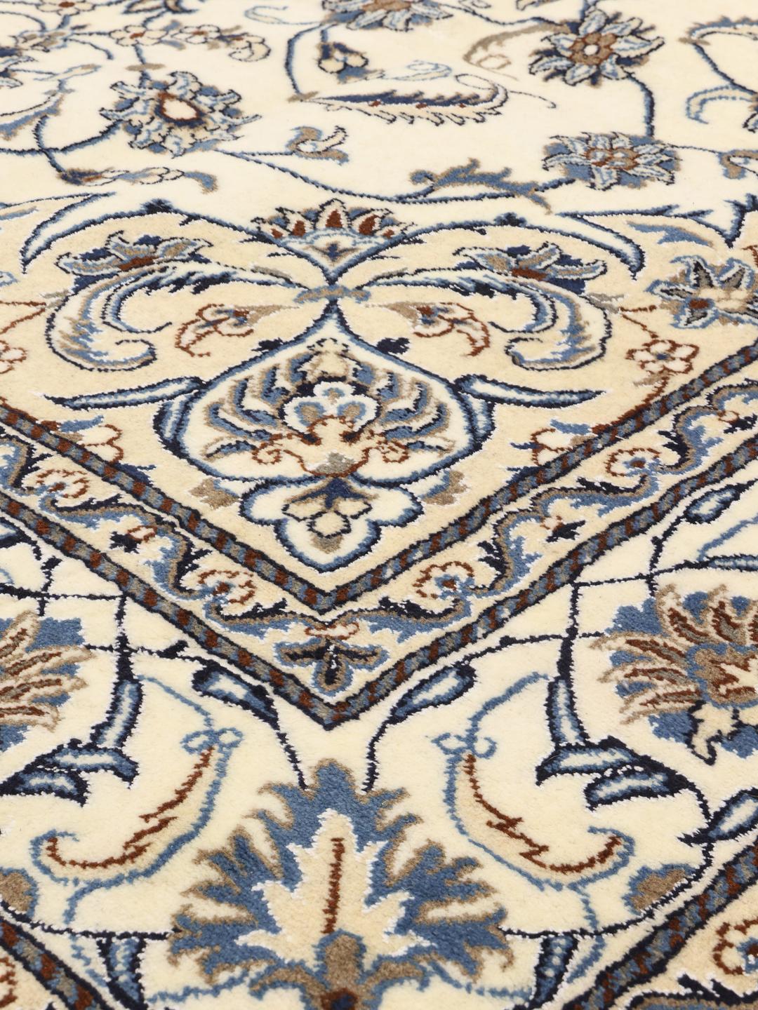 Tapis Nain authentique noué à la main provenant du Moyen-Orient dans des tons beige et bleu.