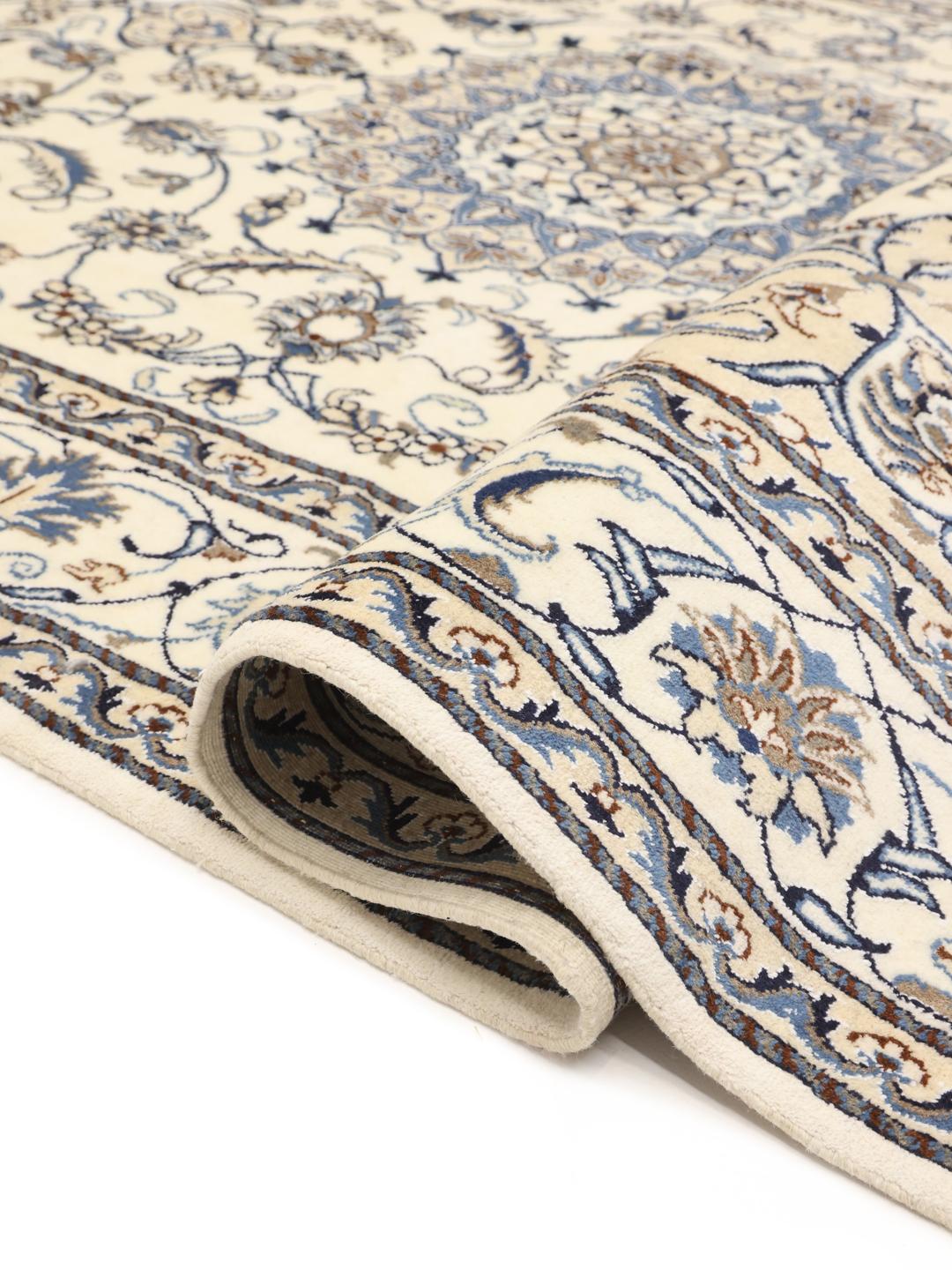 Tapis Nain authentique noué à la main provenant du Moyen-Orient dans des tons beige et bleu.