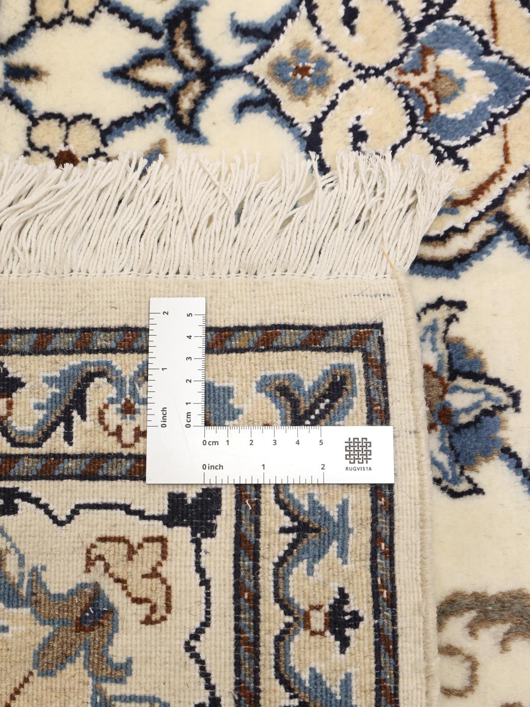 Tapis Nain authentique noué à la main provenant du Moyen-Orient dans des tons beige et bleu.