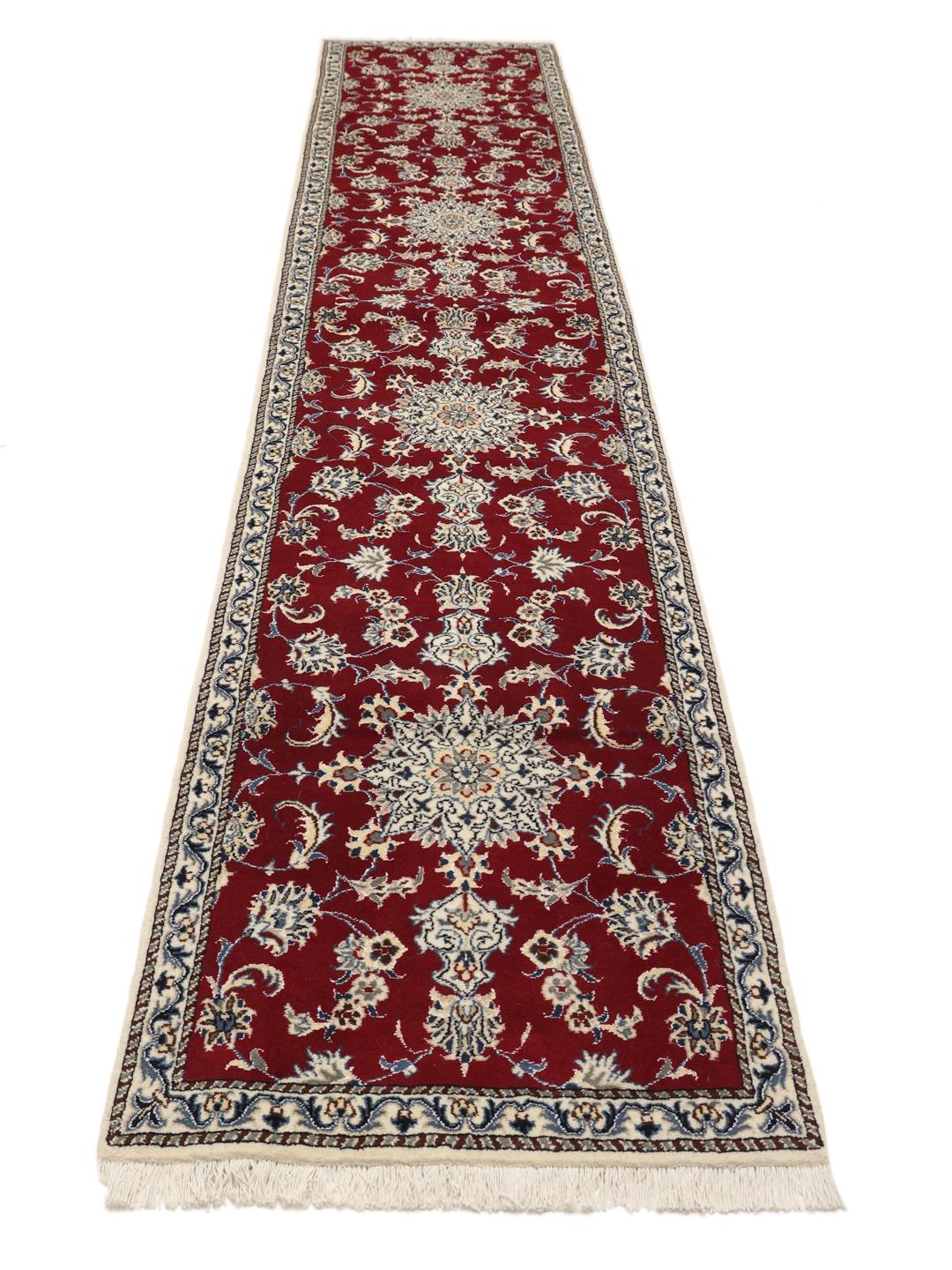 Tapis couloir Nain noué à la main avec un fond rouge profond et un motif floral complexe