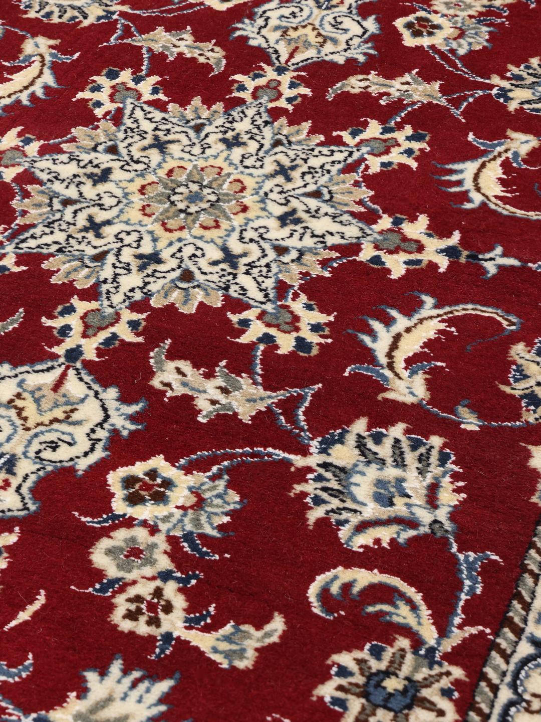 Tapis couloir Nain noué à la main avec un fond rouge profond et un motif floral complexe
