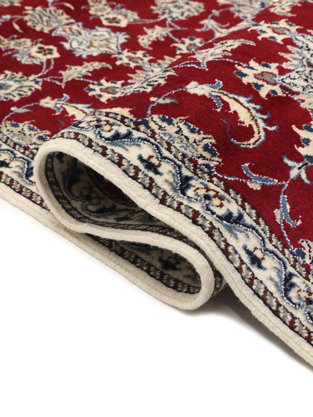 Tapis couloir Nain noué à la main avec un fond rouge profond et un motif floral complexe