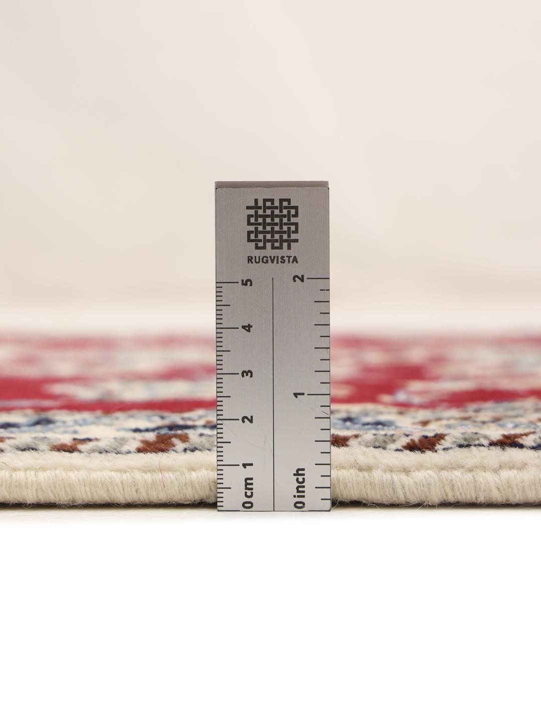 Tapis couloir Nain noué à la main avec un fond rouge profond et un motif floral complexe