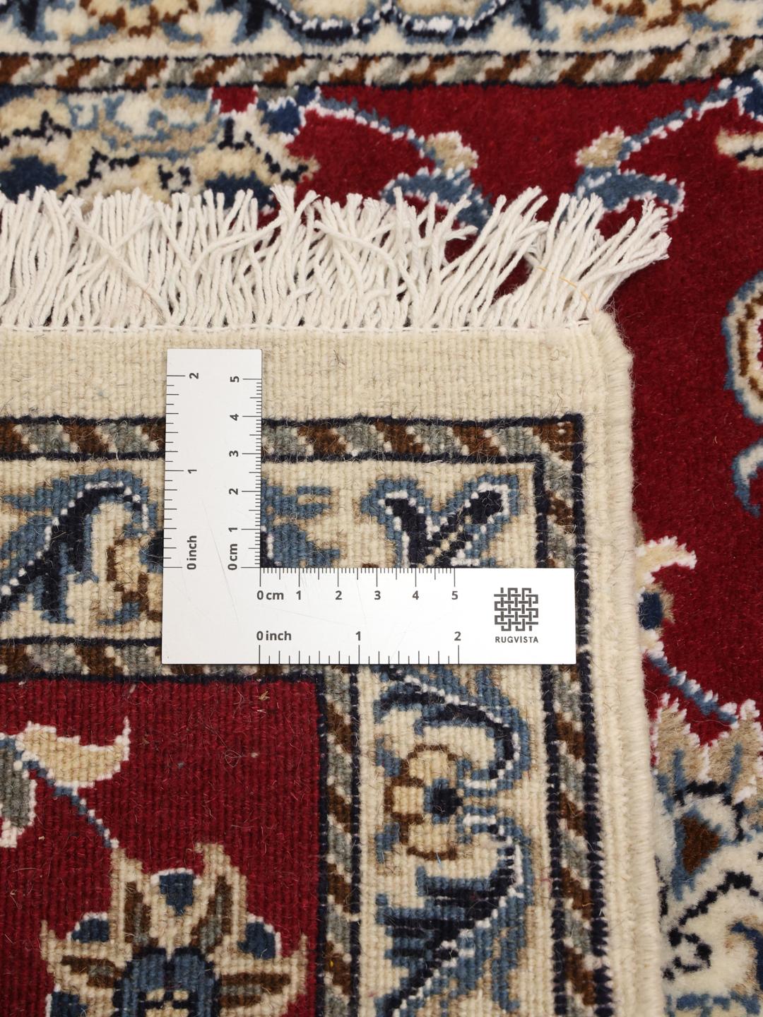 Tapis couloir Nain noué à la main avec un fond rouge profond et un motif floral complexe