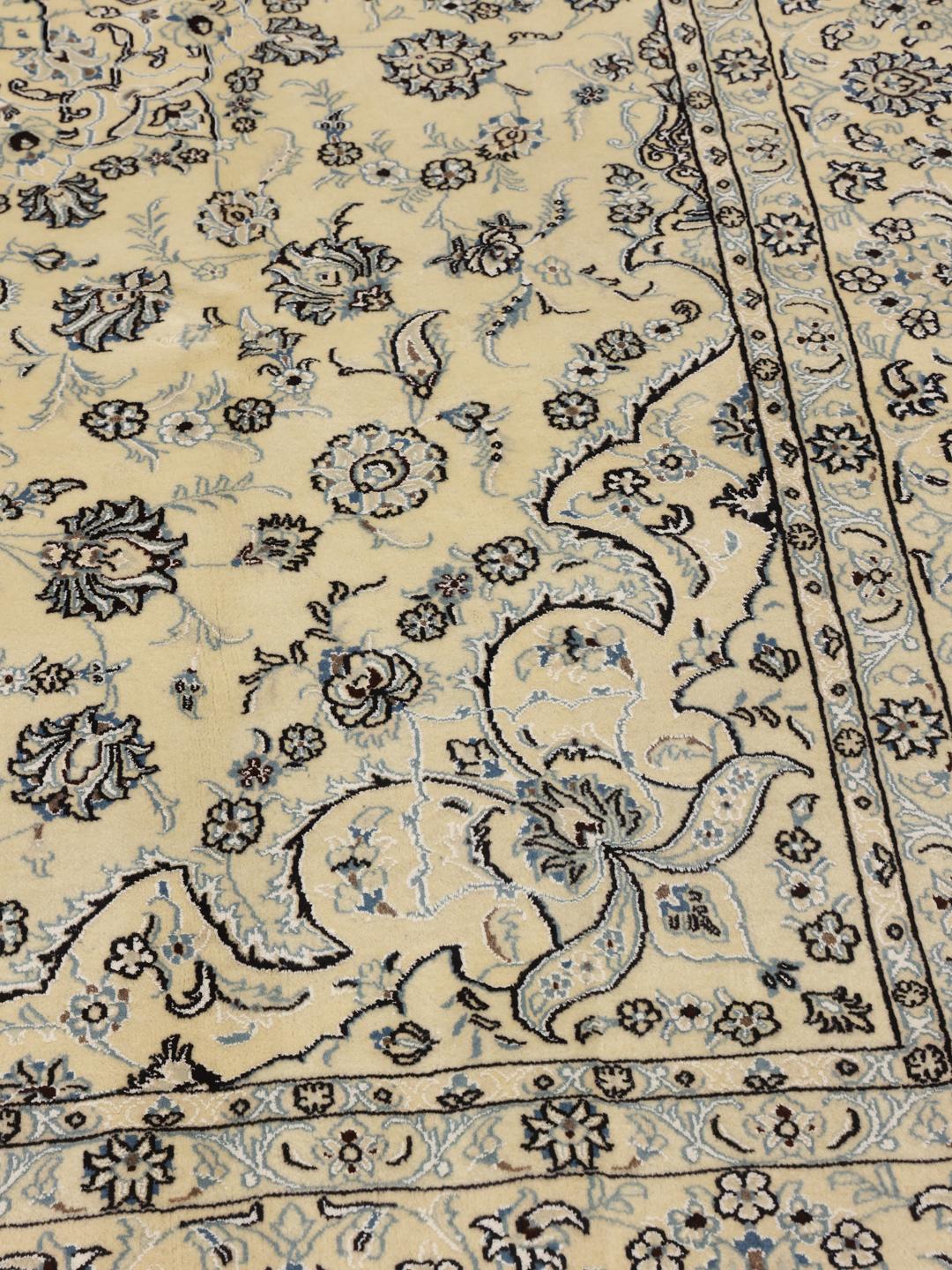 Handgeknoopt Nain-tapijt uit het Midden-Oosten in beige en blauw.