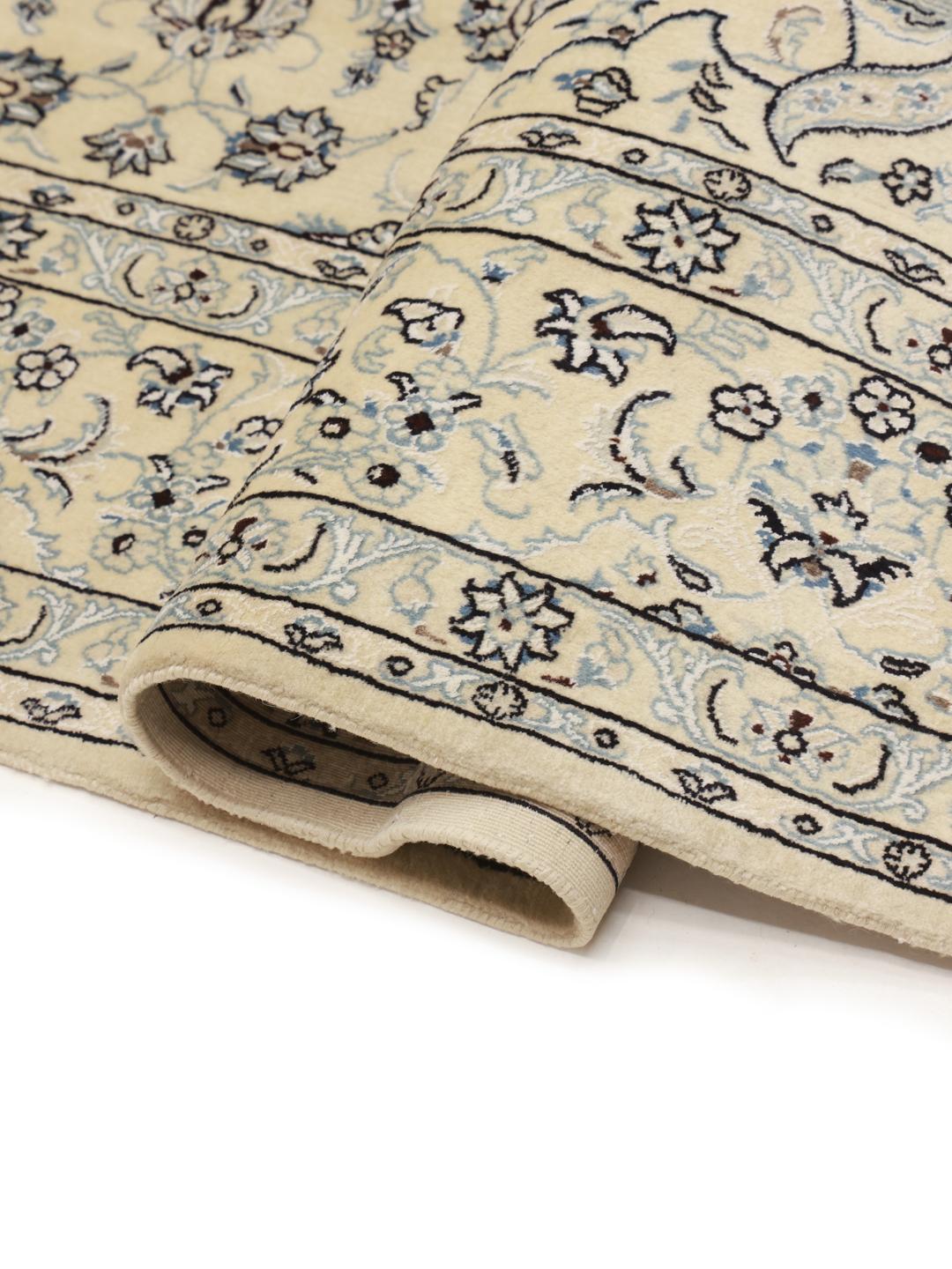 Handgeknoopt Nain-tapijt uit het Midden-Oosten in beige en blauw.