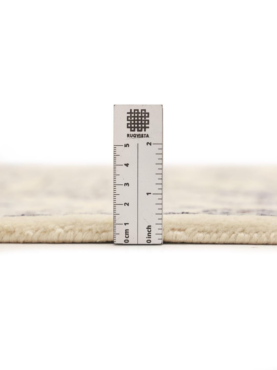 Handgeknoopt Nain-tapijt uit het Midden-Oosten in beige en blauw.