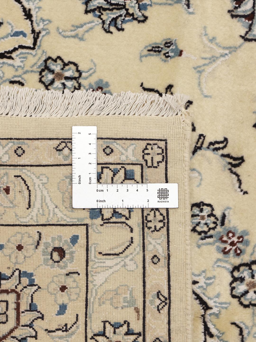 Handgeknoopt Nain-tapijt uit het Midden-Oosten in beige en blauw.