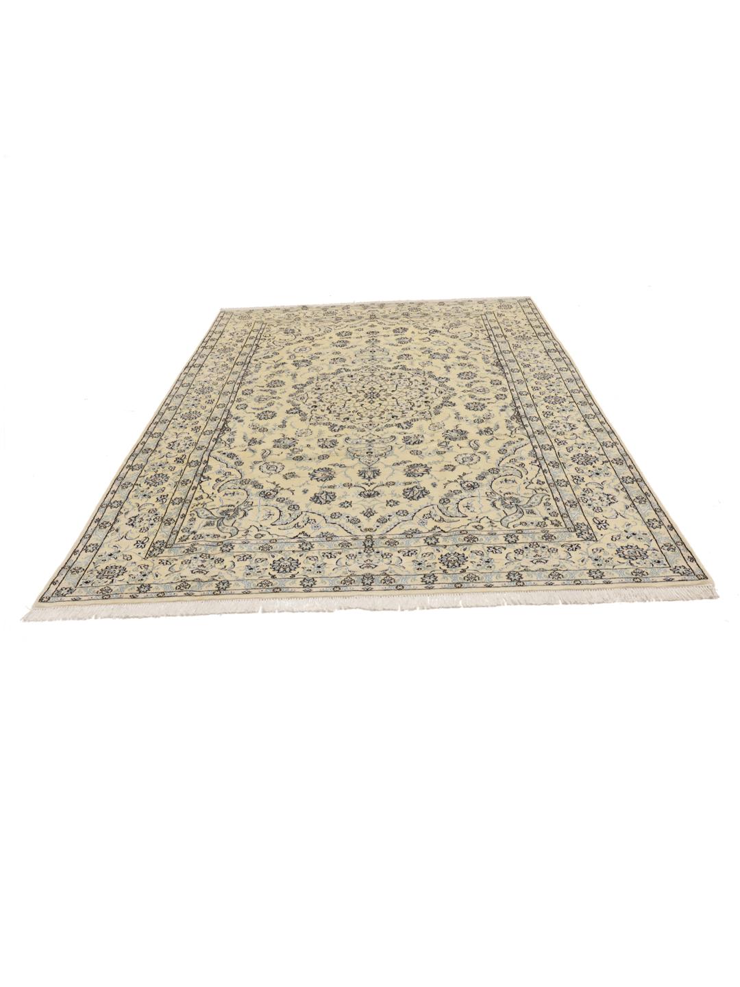Un magnifique tapis Nain Fine 9La noué à la main, originaire du Moyen-Orient, dans des tons beige et bleu.