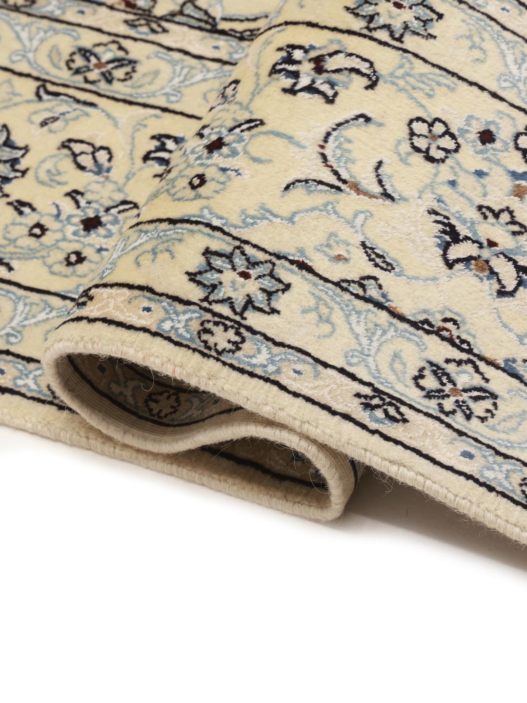 Un magnifique tapis Nain Fine 9La noué à la main, originaire du Moyen-Orient, dans des tons beige et bleu.