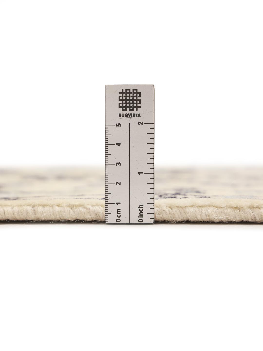 Un magnifique tapis Nain Fine 9La noué à la main, originaire du Moyen-Orient, dans des tons beige et bleu.