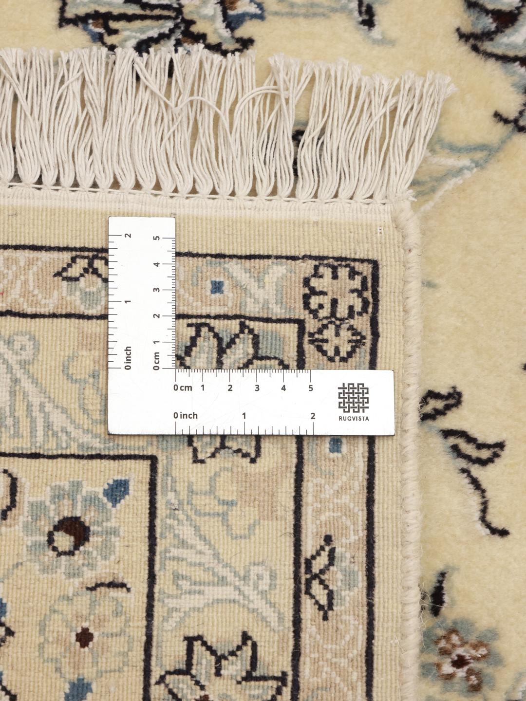 Un magnifique tapis Nain Fine 9La noué à la main, originaire du Moyen-Orient, dans des tons beige et bleu.