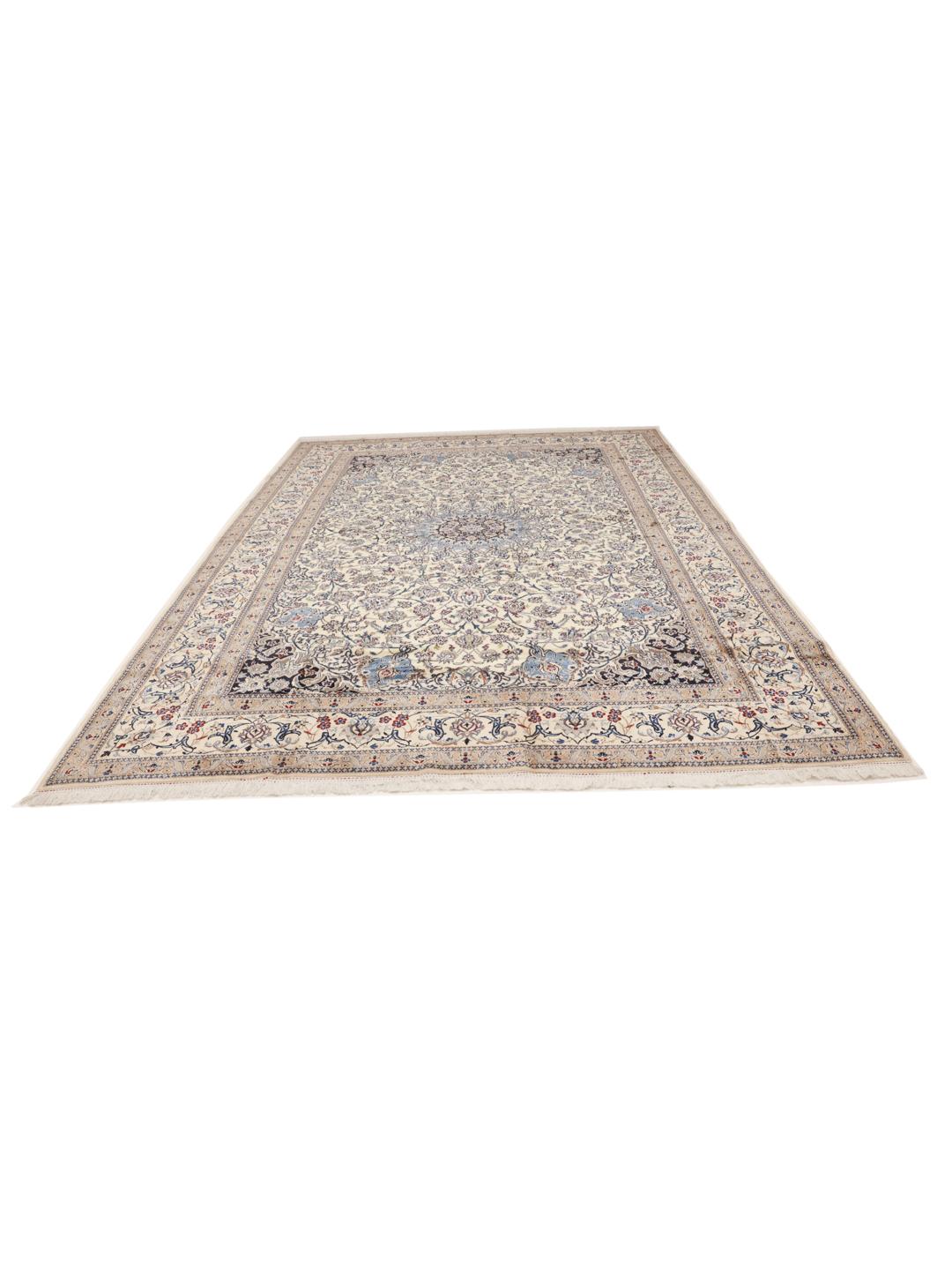 Tapis Nain Fine 9La noué à la main originaire du Moyen-Orient avec un motif floral beige et bleu.