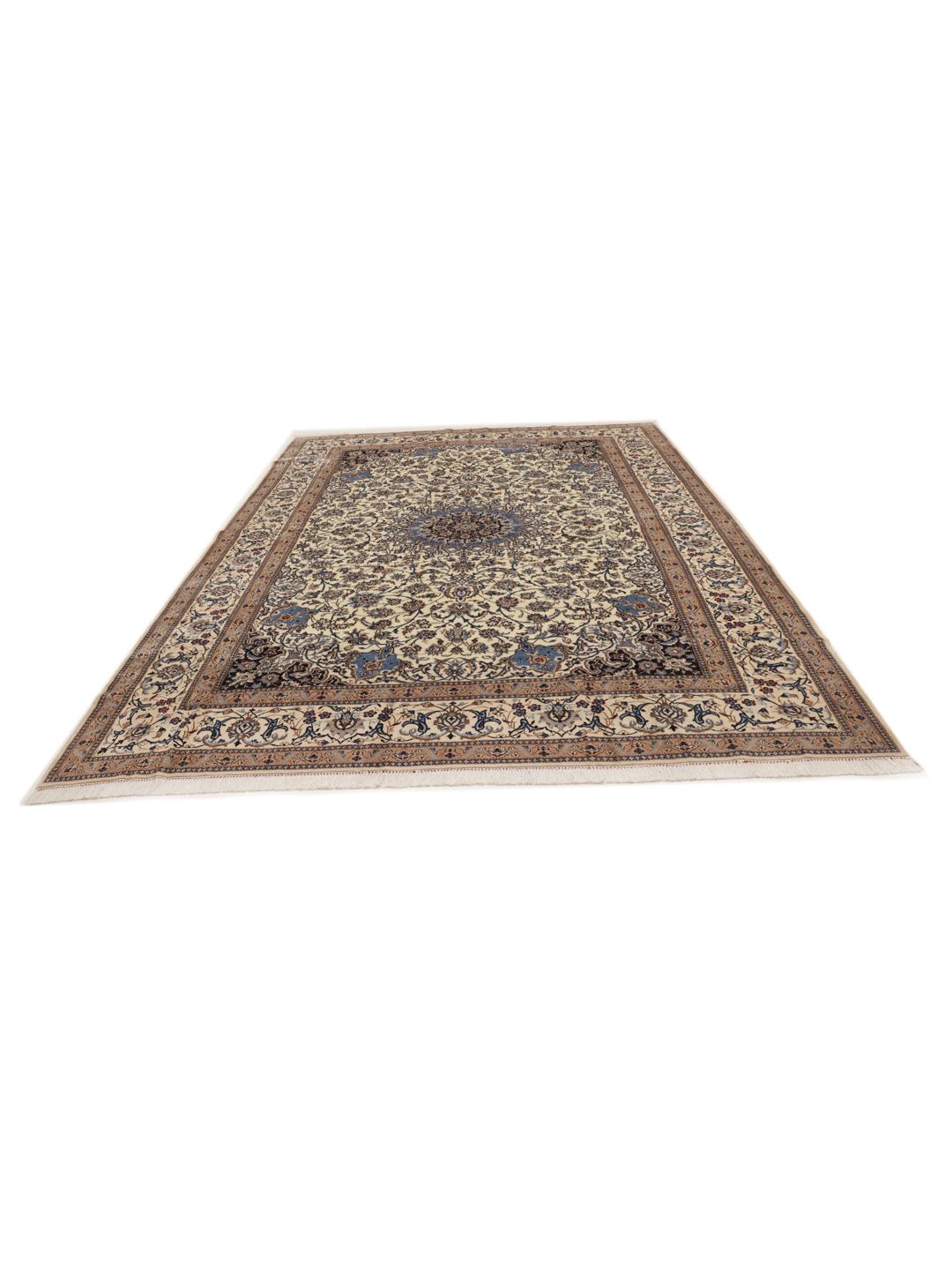 Tapis Nain Fine 9La noué à la main originaire du Moyen-Orient avec un motif floral beige et bleu.