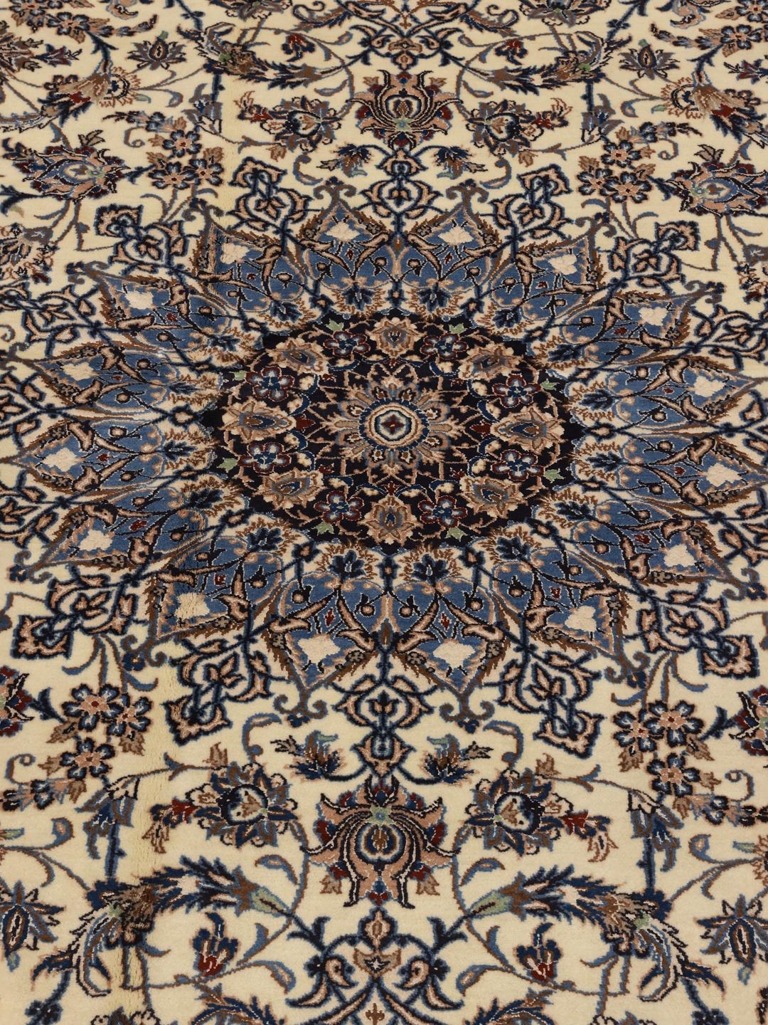 Tapis Nain Fine 9La noué à la main originaire du Moyen-Orient avec un motif floral beige et bleu.