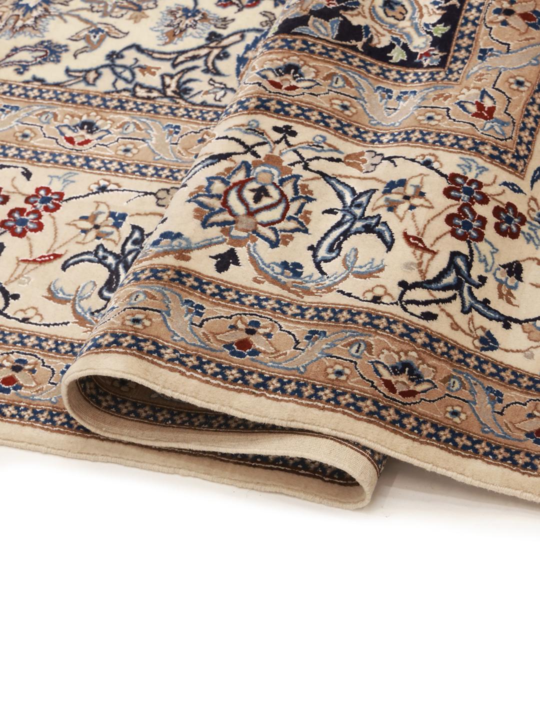 Tapis Nain Fine 9La noué à la main originaire du Moyen-Orient avec un motif floral beige et bleu.