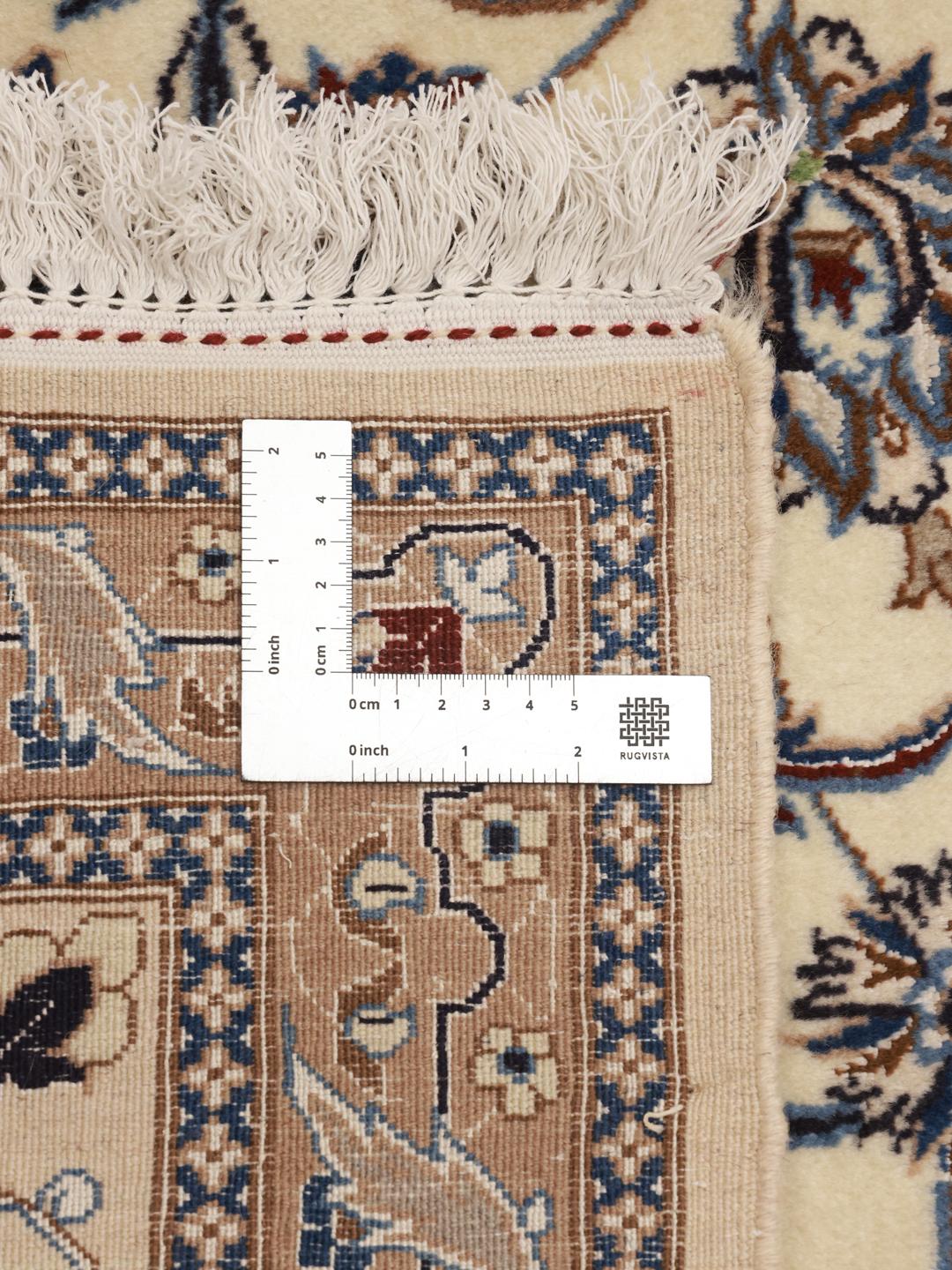 Tapis Nain Fine 9La noué à la main originaire du Moyen-Orient avec un motif floral beige et bleu.