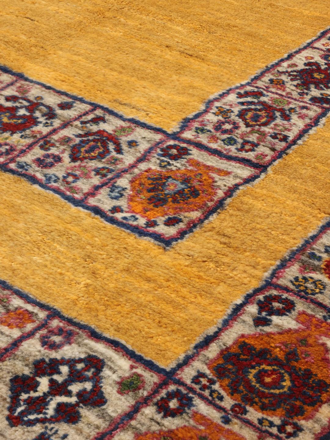Handgeknoopt Loribaft-tapijt uit het Midden-Oosten in een levendige gele kleur met decoratieve randen