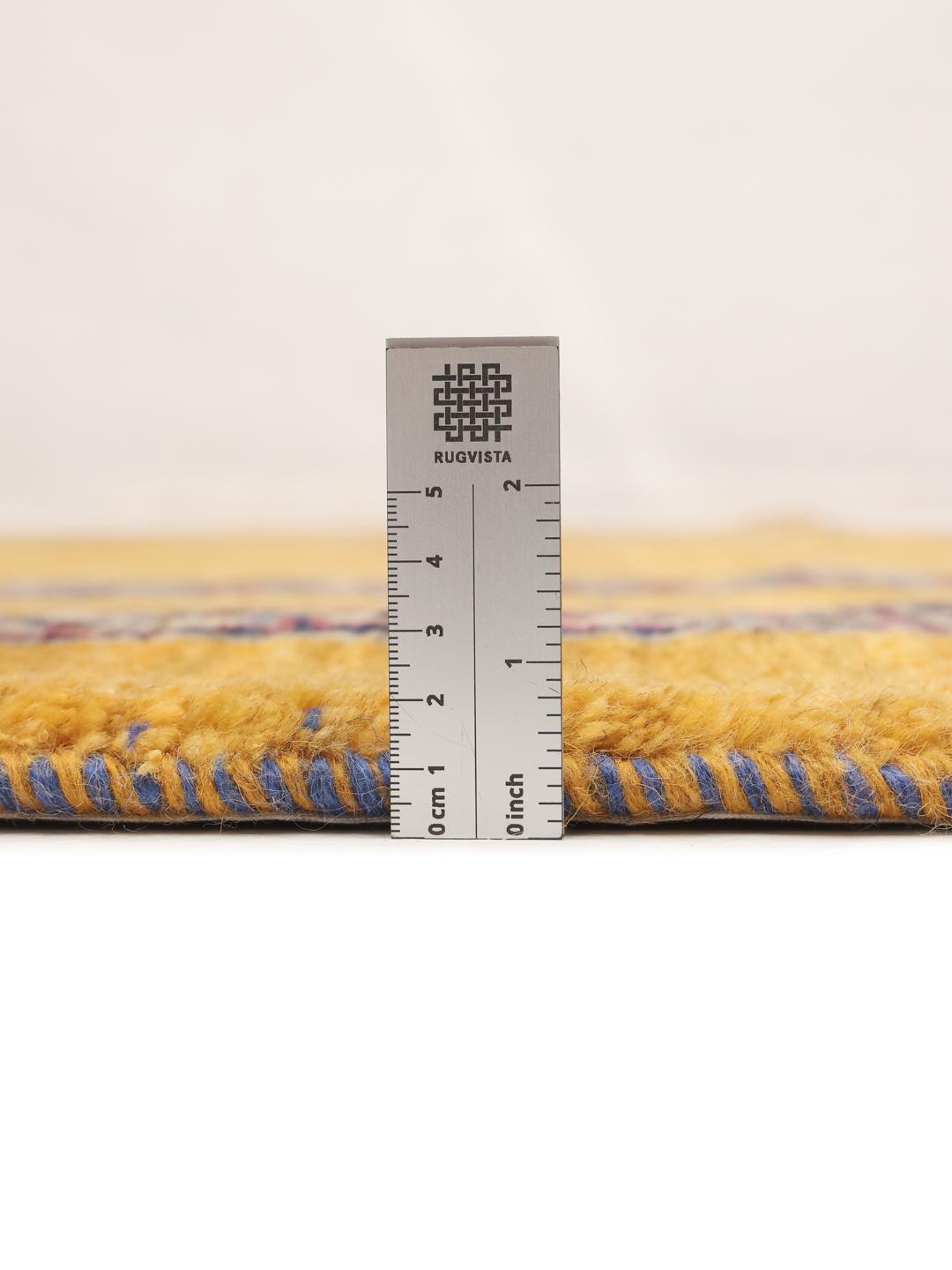Handgeknoopt Loribaft-tapijt uit het Midden-Oosten in een levendige gele kleur met decoratieve randen