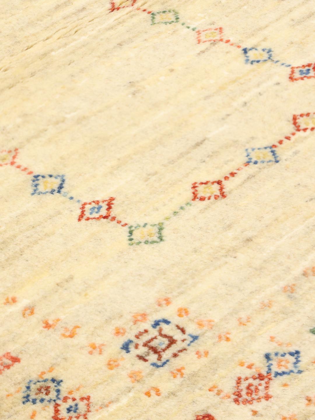 Håndknyttet Gabbeh-tæppe fra Mellemøsten i beige med farverige geometriske detaljer.