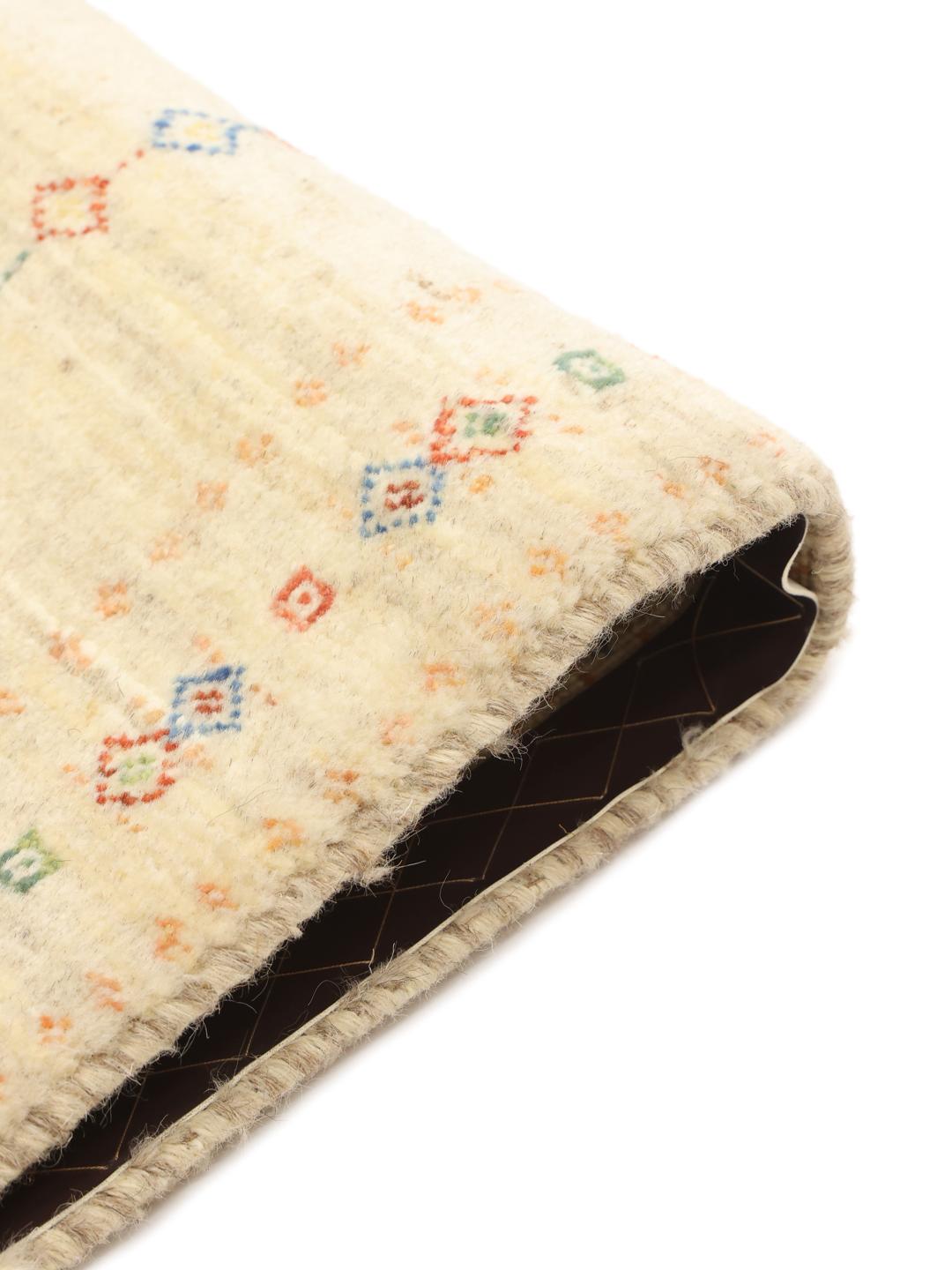 Håndknyttet Gabbeh-tæppe fra Mellemøsten i beige med farverige geometriske detaljer.