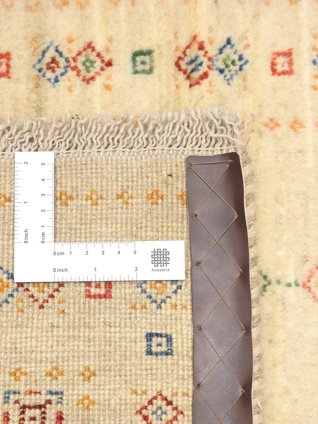Håndknyttet Gabbeh-tæppe fra Mellemøsten i beige med farverige geometriske detaljer.