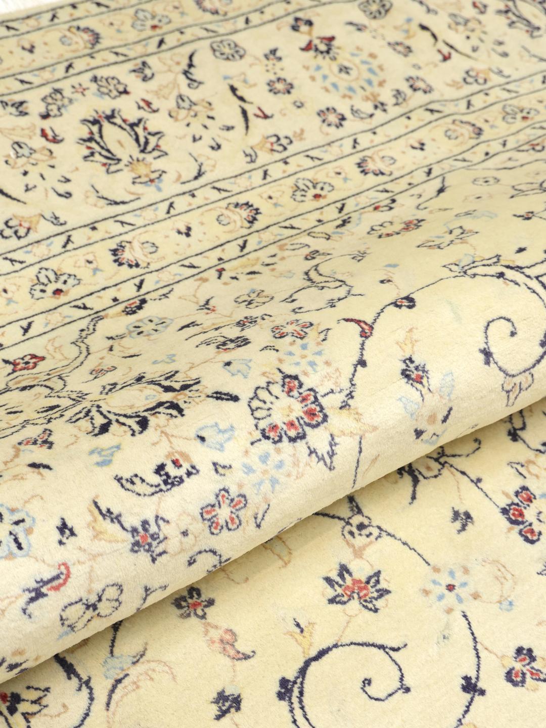 Handgeknoopt Keshan-tapijt uit het Midden-Oosten in beige