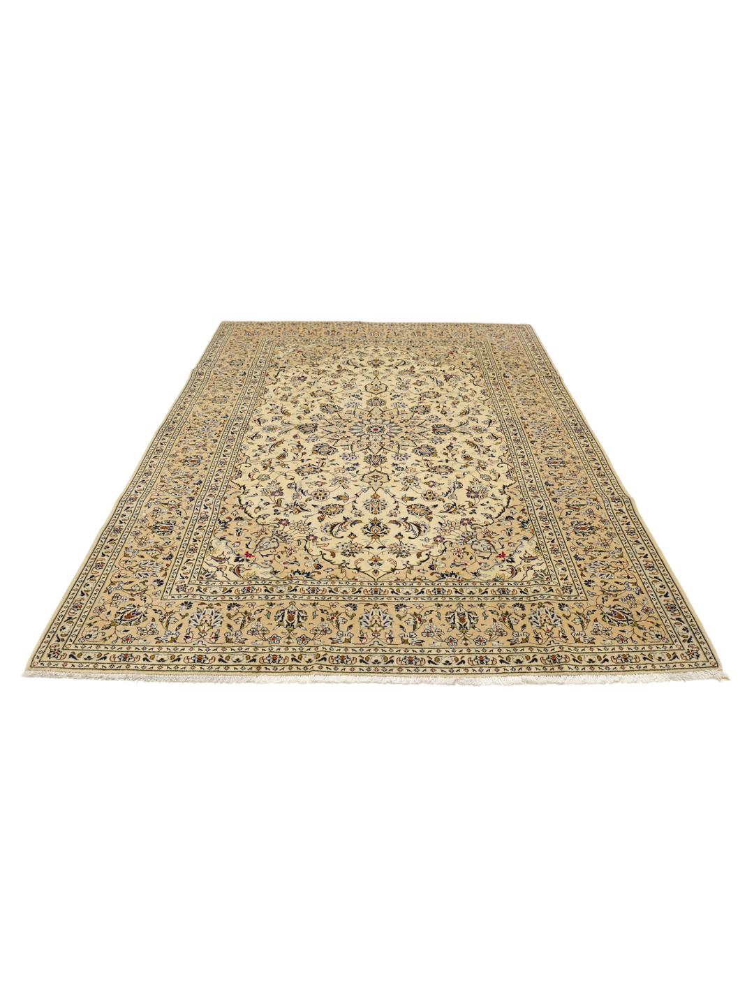 Een handgeknoopt Keshan-tapijt uit het Midden-Oosten met een bloemmedaillon op een beige achtergrond.