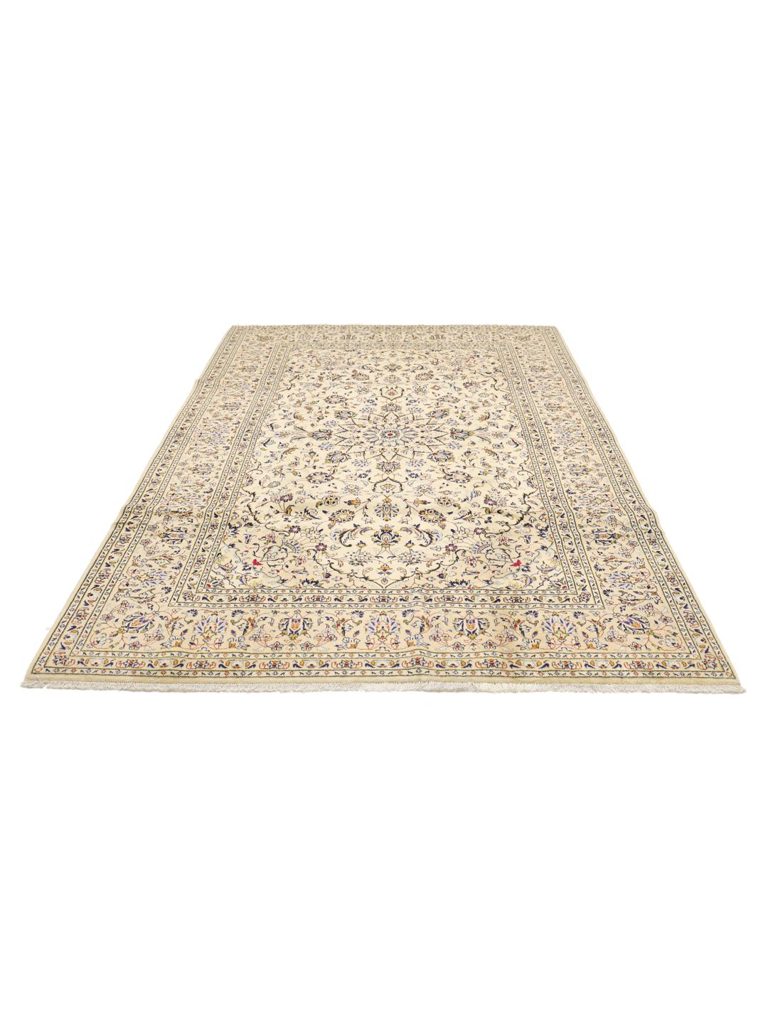 Een handgeknoopt Keshan-tapijt uit het Midden-Oosten met een bloemmedaillon op een beige achtergrond.