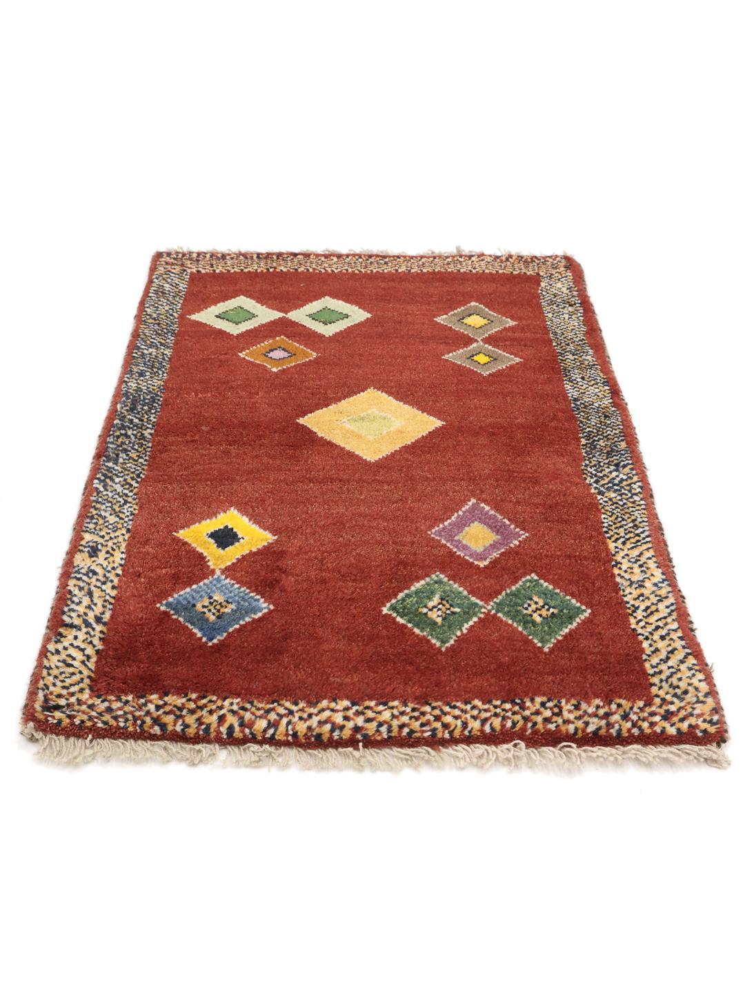Tapis Gabbeh noué à la main avec un fond rouge et des motifs de losanges colorés