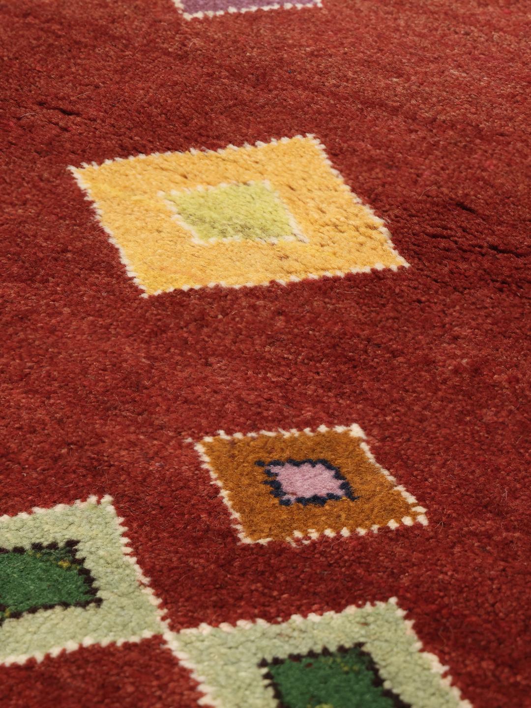 Tapis Gabbeh noué à la main avec un fond rouge et des motifs de losanges colorés