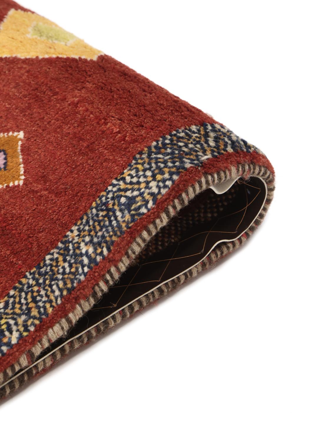 Tapis Gabbeh noué à la main avec un fond rouge et des motifs de losanges colorés