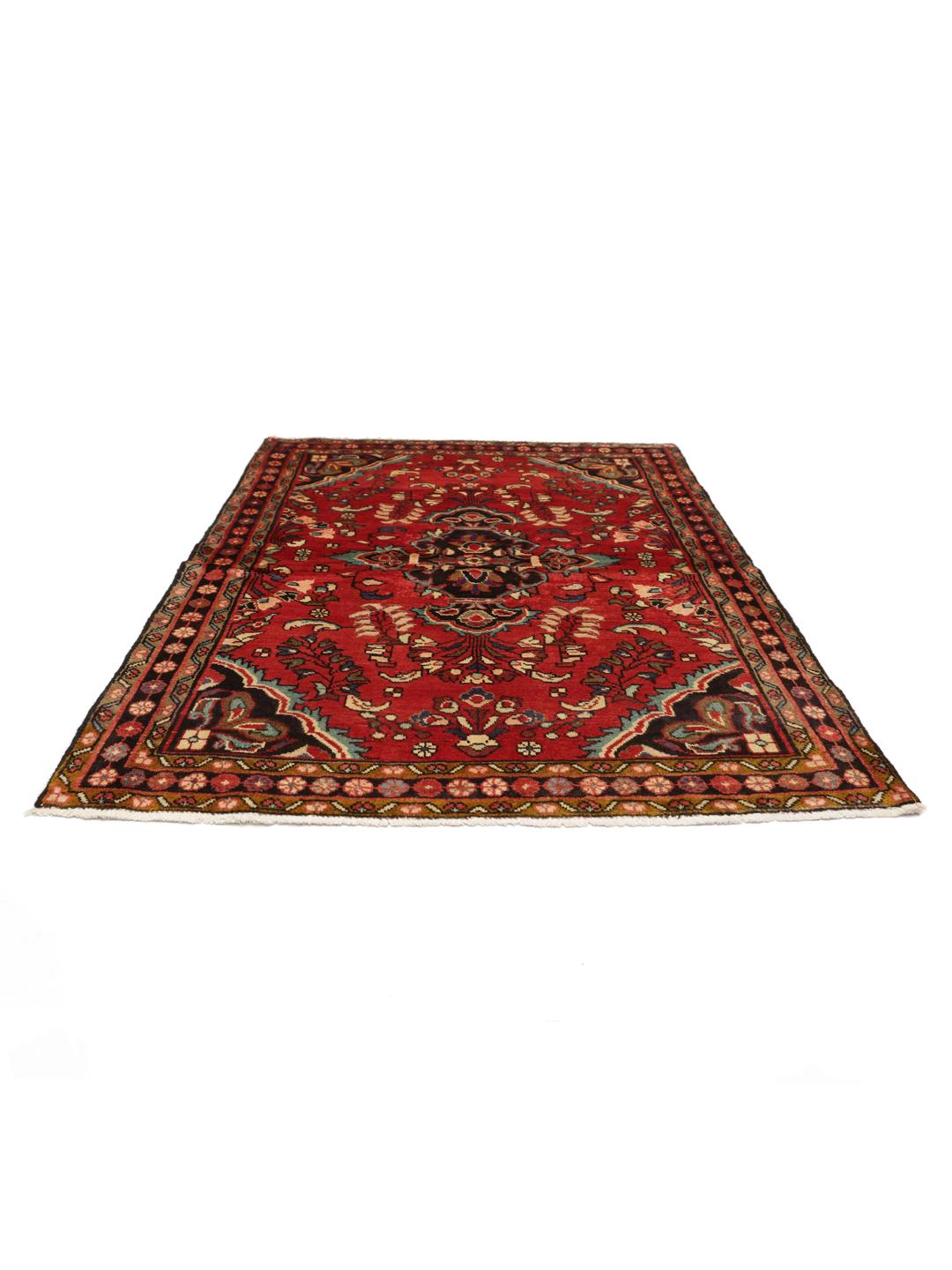 Een handgeknoopt Lillian-tapijt uit het Midden-Oosten met een rood veld en traditionele patronen.