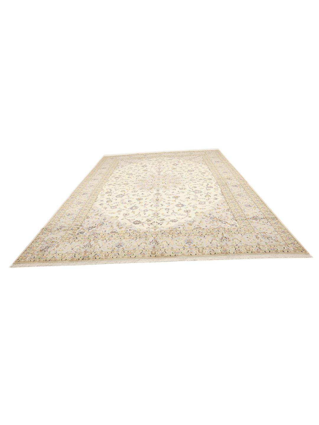 Handgeknoopt Keshan-tapijt uit het Midden-Oosten met een bloemmedaillon op een beige achtergrond.