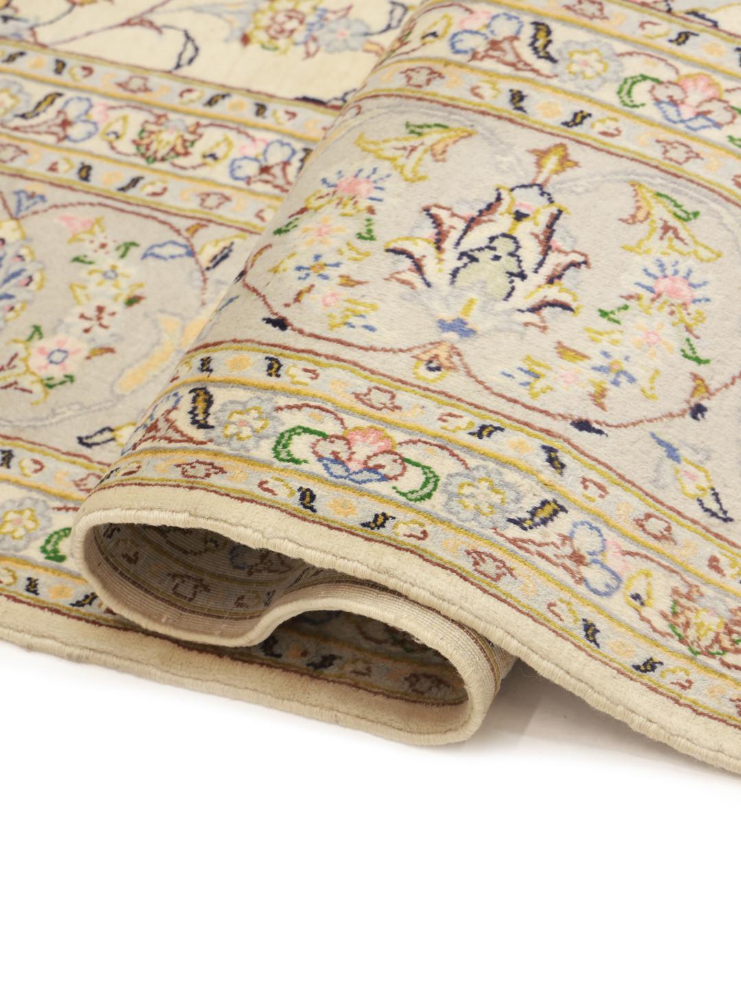 Handgeknoopt Keshan-tapijt uit het Midden-Oosten met een bloemmedaillon op een beige achtergrond.