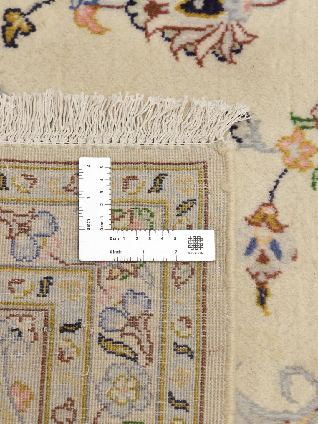 Handgeknoopt Keshan-tapijt uit het Midden-Oosten met een bloemmedaillon op een beige achtergrond.