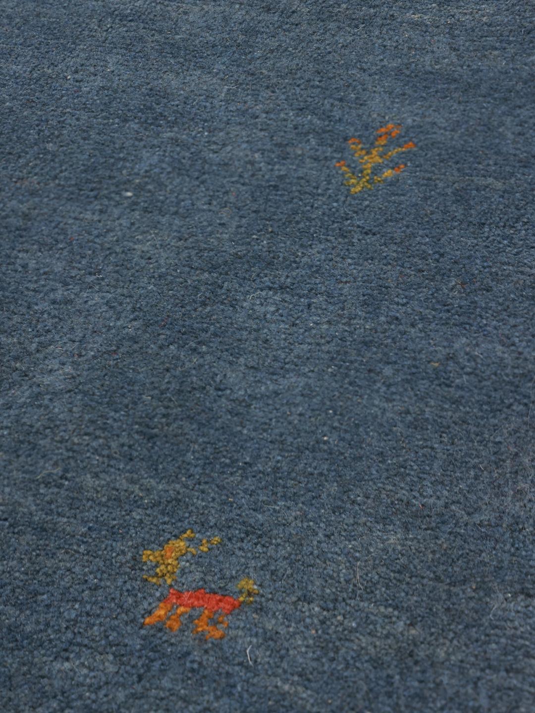 Handgeknoopt blauw Shabargan-tapijt met minimalistische motieven