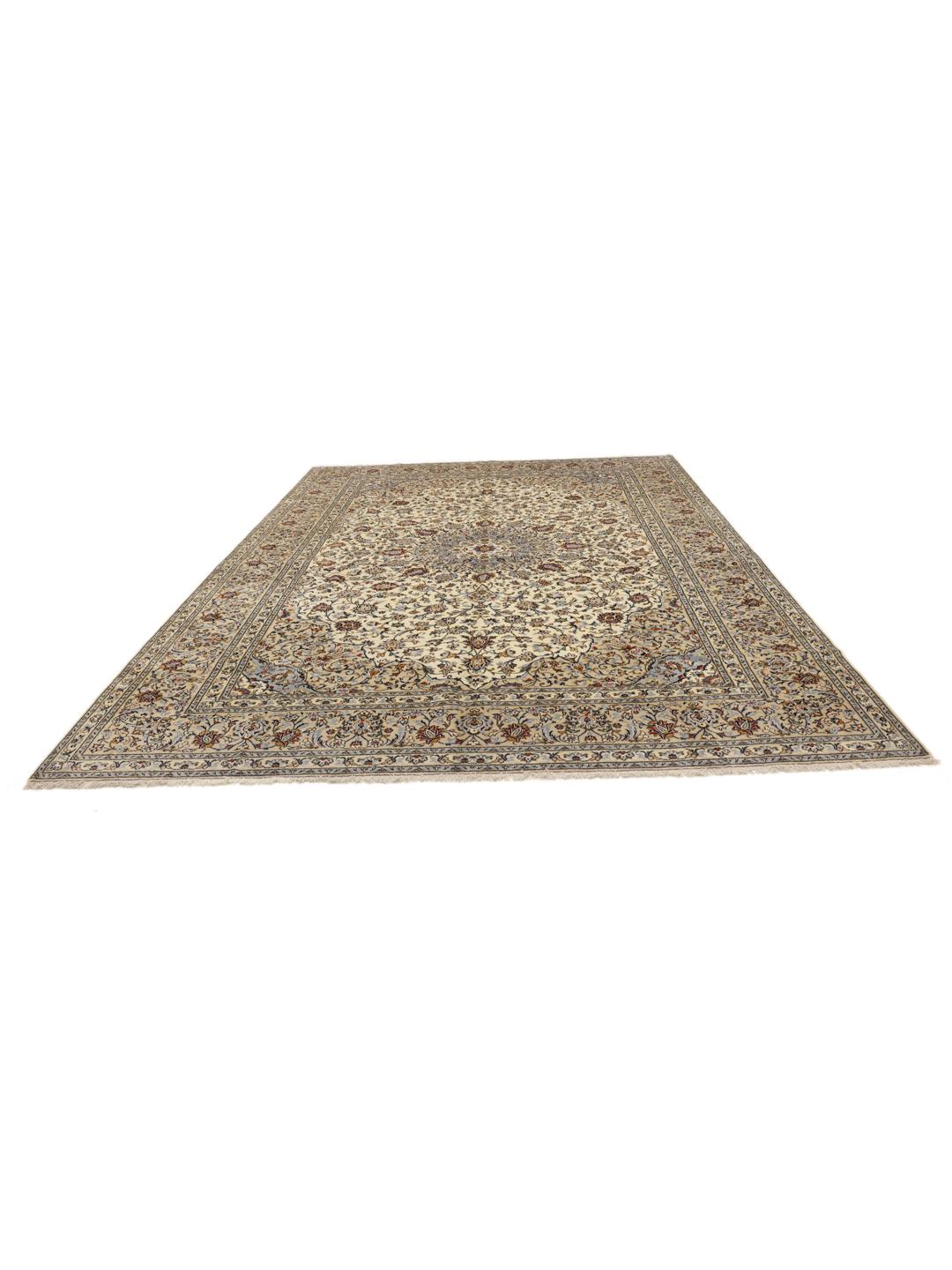 Een handgeknoopt Keshan-tapijt uit het Midden-Oosten in beige tinten met bloemmotieven.