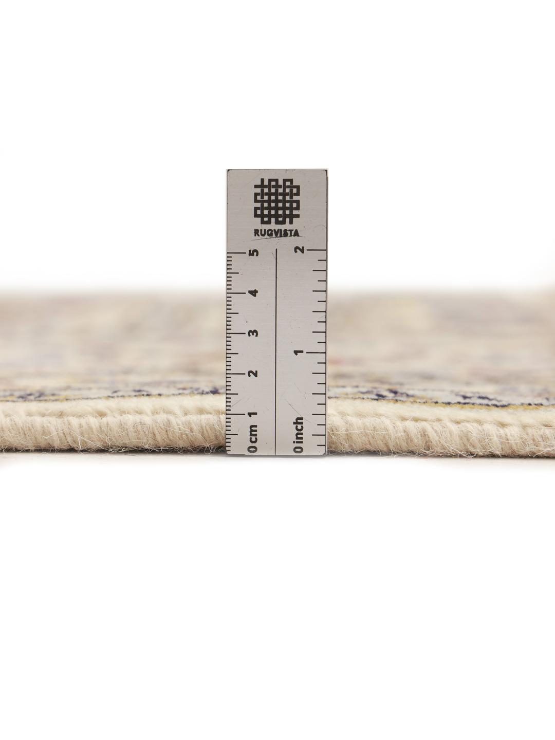 Een handgeknoopt Keshan-tapijt uit het Midden-Oosten in beige tinten met bloemmotieven.