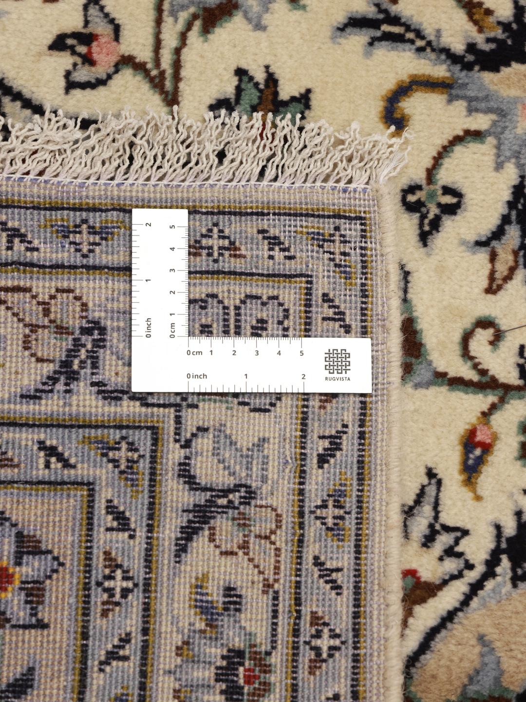 Een handgeknoopt Keshan-tapijt uit het Midden-Oosten in beige tinten met bloemmotieven.
