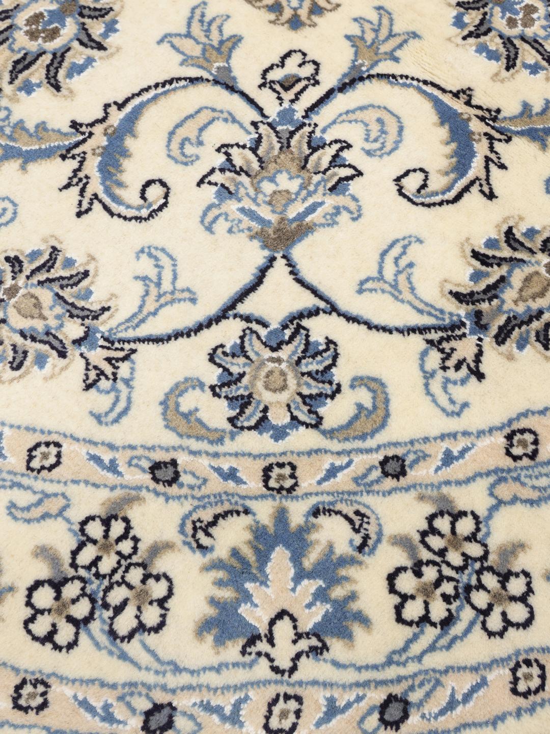 Rond Nain-tapijt uit het Midden-Oosten met bloemmotieven in blauw en wit
