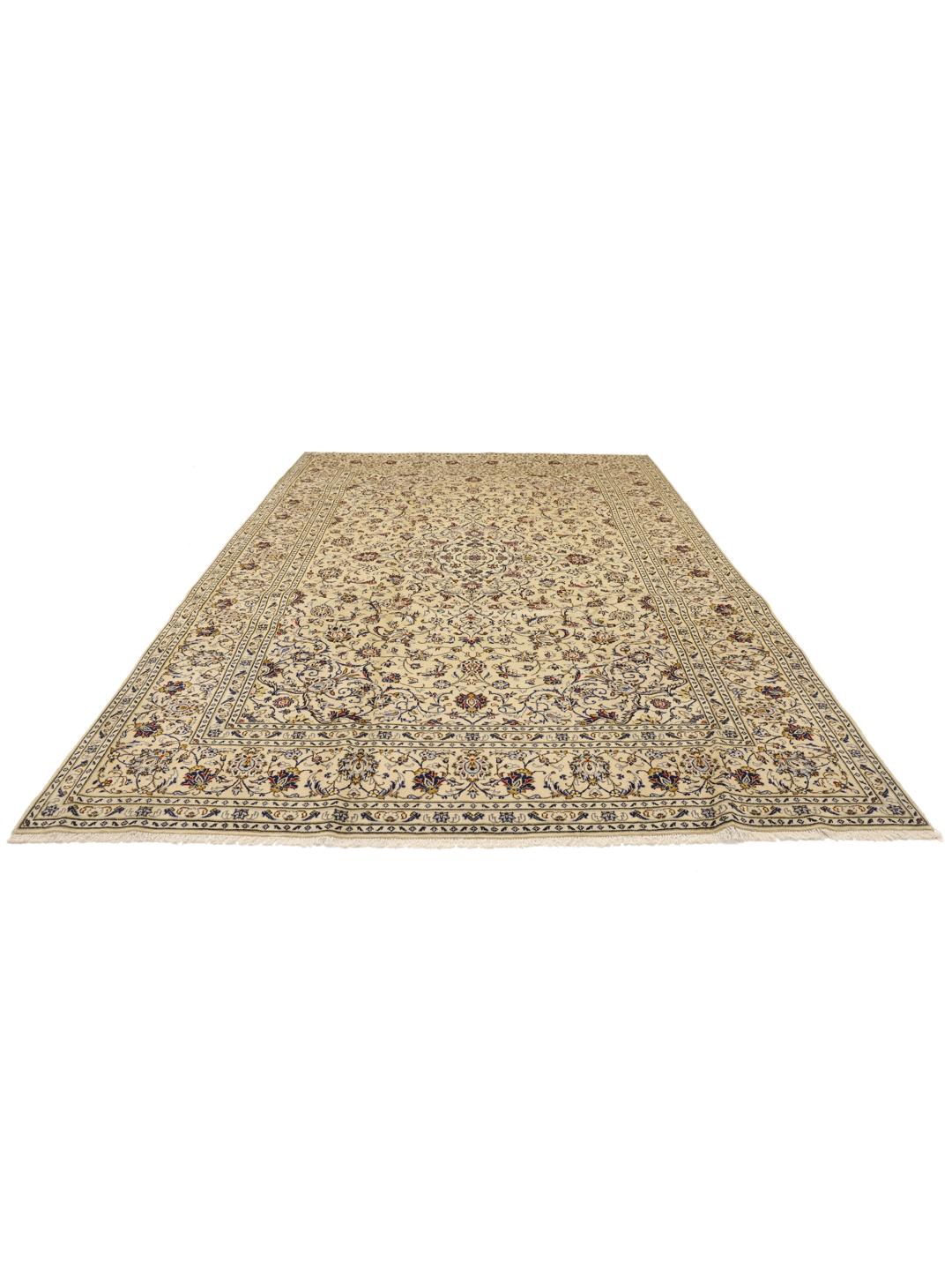 Håndknyttet Keshan-tæppe fra Mellemøsten med beige baggrund og indviklede blomstermotiver.