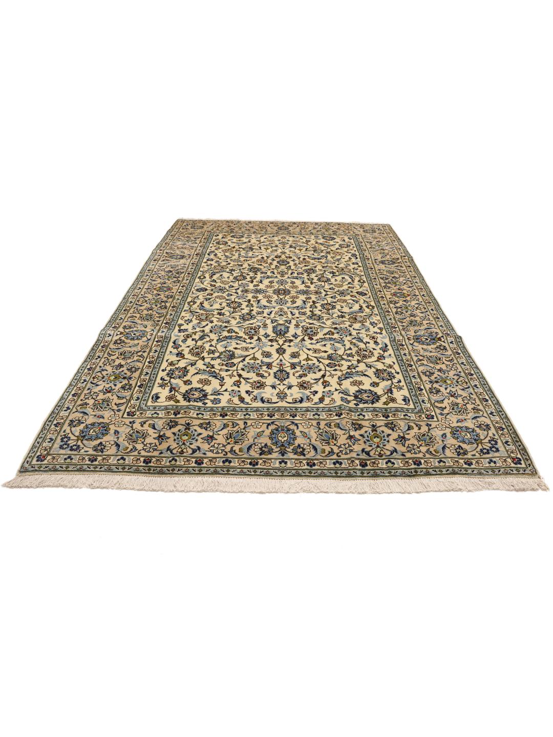 Een handgeknoopt Keshan-tapijt uit het Midden-Oosten met een bloempatroon in beige en blauw.