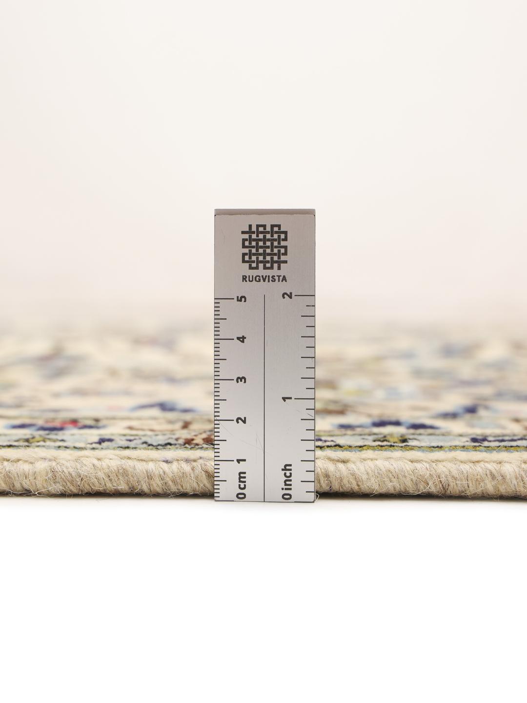 Een handgeknoopt Keshan-tapijt uit het Midden-Oosten met een bloempatroon in beige en blauw.