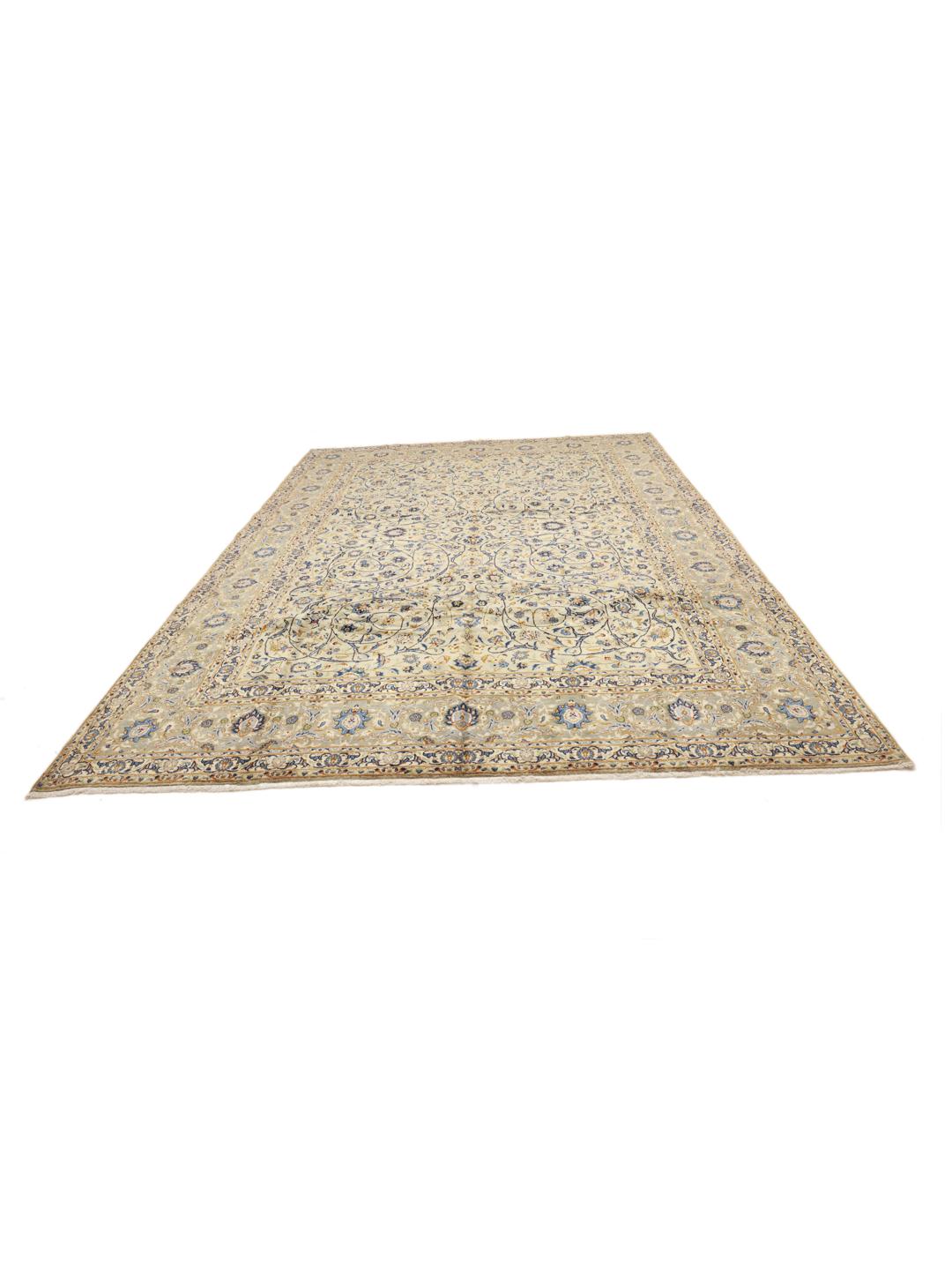 Handgeknoopt Keshan-tapijt met gedetailleerde bloempatronen in beige en blauw uit het Midden-Oosten