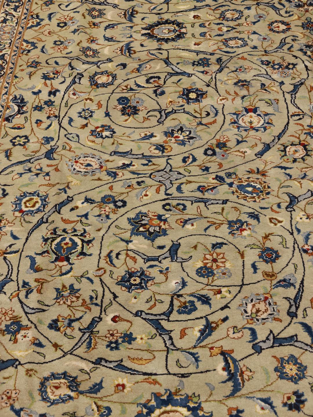 Handgeknoopt Keshan-tapijt met gedetailleerde bloempatronen in beige en blauw uit het Midden-Oosten